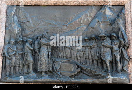 Ein Relief auf der Seite das Denkmal für die Ill-Fated Franklin-Expedition zeigt Franklins Körper verübt auf dem Eis Stockfoto