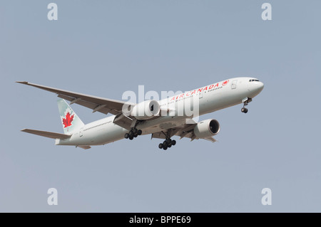 Air Canada Boeing 777-333/ER im Endanflug auf Lester B. Pearson International Airport. Stockfoto