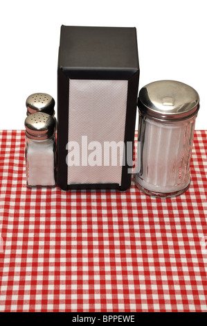 Tisch mit rot karierte Tischdecke im Diner. Isoliert auf weißem Hintergrund mit Beschneidungspfad. Stockfoto