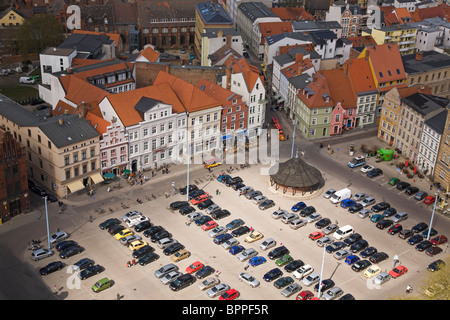Stadtzentrum, Parken auf dem neuen Markt in Stralsund, Deutschland (Neuer Markt). Stockfoto