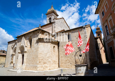 Italien Toskana San Quirico d ' Orcia Collegiata Kirche der Heiligen Quirico und Giulitta mit Fahnen der Castello Quartieri Viertel Stockfoto