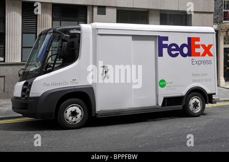 Seitenansicht FedEx Express alle elektrischen Null-Emission Fed Ex Paketzustellung Business van LKW in der Straße in London England geparkt Großbritannien Stockfoto