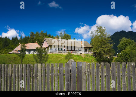 Traditionelles Haus im Tarcau Hermitage in Rumänien. Stockfoto