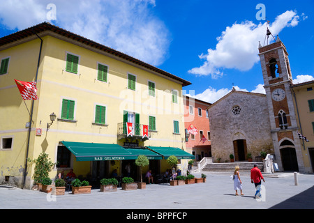 Italien Toskana San Quirico d ' Orcia Main Square mit ein paar gehen in Richtung der Kirche von St. Francis während Barbarossa Festival Stockfoto