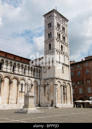 Der Glockenturm Campanile von San Michele in Foro Kirche in Lucca, Toskana, Italien Stockfoto