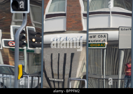 Konvexe Spiegel in Straße, UK Stockfotografie - Alamy
