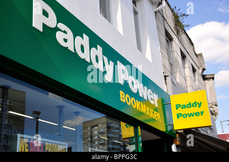 Paddy Power Buchmacher, Wembley High Road, Wembley, London Borough of Brent, Greater London, England, United Kingdom Stockfoto