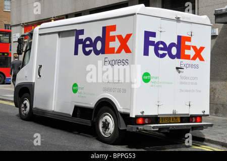Rückansicht von der Seite Rückseite Rückansicht alle elektrischen emissionsfreien Paketlieferungen von FedEx Express Lkw auf der Straße in London, England, Großbritannien Stockfoto