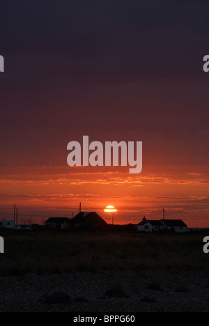 Sonnenuntergang über Häuser, Dungeness, Kent, UK Stockfoto