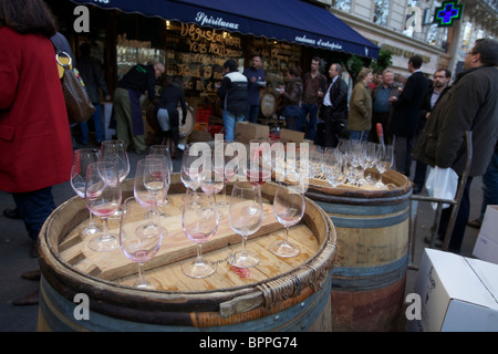 Beaujolais Nouveau Folkloreveranstaltung, Weinprobe, Wein Argé Store in Paris, Foto von Owen Franken Stockfoto