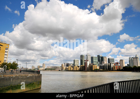 Canary Wharf, südlich der Themse aus gesehen Stockfoto