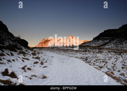 Dawn Winter Sonnenlicht auf den Langdale Pikes im englischen Lake District Stockfoto