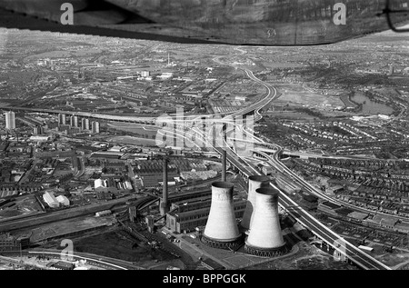 Luftaufnahme Spaghetti Kreuzung der Autobahn M6 in Birmingham im Bau im Jahr 1972.M6 Autobahn Autobahnen Kreuzung Luftaufnahme erhöhten Abschnitt Straße Autobahn Großbritannien Kühltürme Kraftwerk Stockfoto