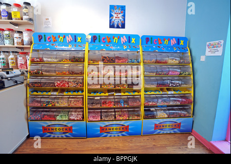 Pick ' n ' mix Süßigkeiten auf den Verkauf in einem Süßwarenladen Stockfoto