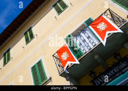 Italien Toskana San Quirico d ' Orcia Shuttered Fenster Fassade und Balkon der Bar Centrale in Hauptplatz Stockfoto