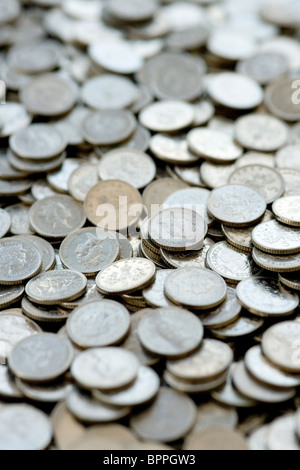 Nahaufnahme von vielen UK 5 Pence Silber Münzen Stockfoto