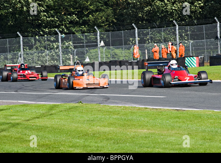 Historische Rennwagen auf der Avenue am Oulton Park Motor Racing Circuit Cheshire England Vereinigtes Königreich UK Stockfoto