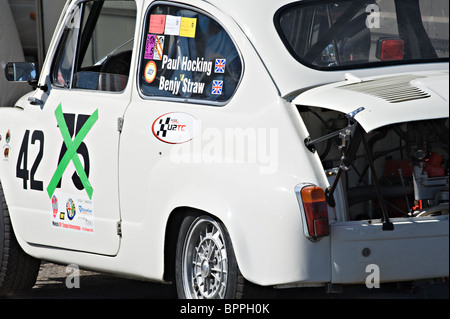 Fiat Abarth 1000TC Saloon Rennwagen im Fahrerlager am Oulton Park Motor Racing Circuit Cheshire England Vereinigtes Königreich UK Stockfoto