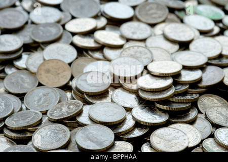 Nahaufnahme von vielen UK 5 Pence Silber Münzen Stockfoto