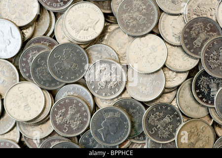 Nahaufnahme von vielen UK 5 Pence Silber Münzen Stockfoto