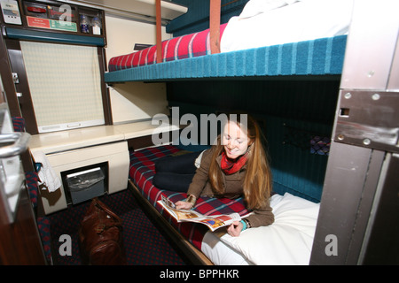 Frau an Bord Riviera Schlafwagen Nachtzug Reisen zwischen London Paddington und Devon und Cornwall. Foto: Jeff Gilbert Stockfoto