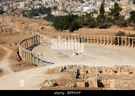 Die Kolonnade auf dem römischen Oval Forum, Jerash Jordanien Stockfoto