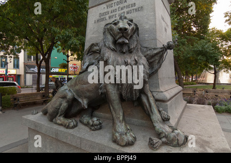 Cloe-Up des Löwen am Sockel der Statue von Königin Victoria in Gore Park, Hamilton, Ontario, Kanada. Stockfoto