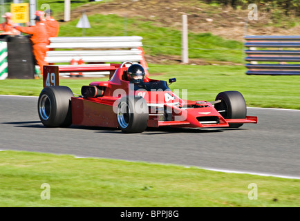 Chevron B49-Formel 2-Rennwagen auf der Avenue am Oulton Park Motor Racing Circuit Cheshire England Vereinigtes Königreich UK Stockfoto