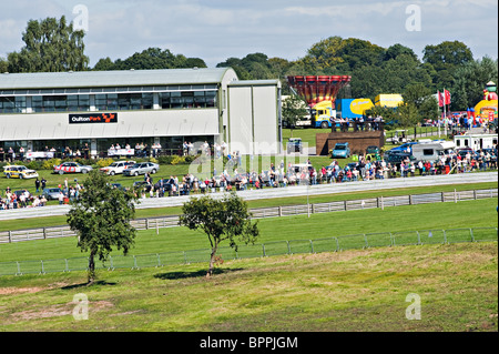 Ansicht des Fogarty Moss Zentrum große Menschenmenge und Festplatz am Oulton Park Rennstrecke am Gold Cup Race Meeting Cheshire Stockfoto