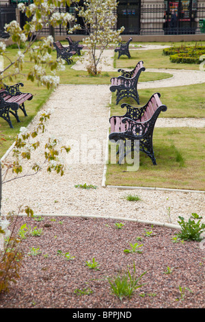 Bänke in einer Gasse in einem kleinen Park im Frühjahr. Stockfoto