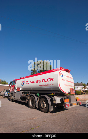 Ein Total Butler LKW liefern Heizöl an eine inländische Immobilien in Großbritannien Stockfoto