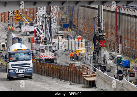 Bauindustrie Infrastruktur Bauarbeiter in Cofferdam bei Canary Wharf Bahnhof für Elizabeth Line Crossrail Züge London UK Stockfoto