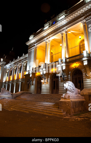 Nachtaufnahme von Alexandru Ioan Cuza Universität in Iasi, Rumänien Stockfoto