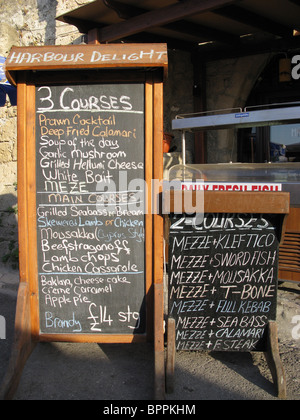 KYRENIA, NORDZYPERN. Speisekarten vor einem Restaurant auf Kyrenia Harbourfront. 2009. Stockfoto