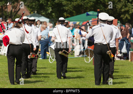 Meer-Kadetten marschierendes Band am Jahrmarkt Stockfoto