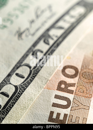 Euro und Dollar Geldscheine, Closeup Bild mit flachen DOF, nützlich für verschiedene Finanz-, Wirtschafts- oder Austausch Themen Stockfoto