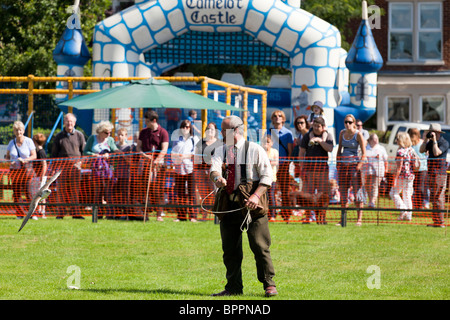 Demonstration der Falknerei im Dorf zeigen Stockfoto