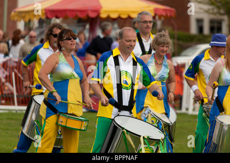 Samba-Trommeln-Band am Jahrmarkt durch großen Lärm-Gemeinschaft-Samba-Band Stockfoto