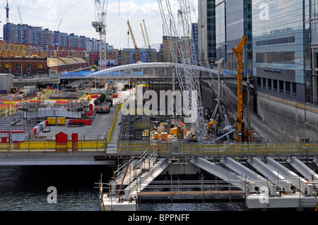 Baustelle Krane Gebäude Unterbau und Überbau für Canary Wharf Crossrail Bahn Bahnhof Isle of dogs East London England Großbritannien Stockfoto