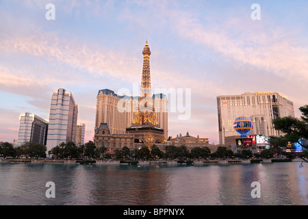 Das Hotel Paris und Eiffel Turm gesehen vom Bellagio Hotel über den See, dem Strip Las Vegas Nevada, USA Stockfoto