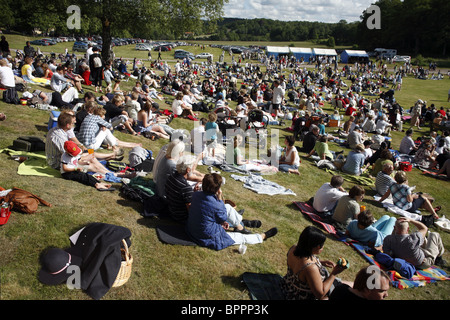 Mittsommer-Picknick. Skandinavischen Menschen zusammenkommen, um Mittsommer Feiern. In Nääs Anwesen in der Nähe von Göteborg, Schweden. Stockfoto