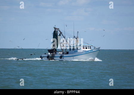 Garnelen-Boot mit vietnamesischen Namen Köpfe in Richtung Golf von Mexiko in der Nähe von Port Aransas, Texas, USA Stockfoto