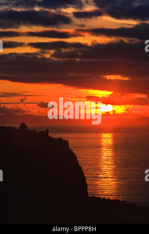 Sonnenuntergang am Duntulm Castle und Duntulm Hotel im westlichen Teil der Insel Skye in Schottland Stockfoto