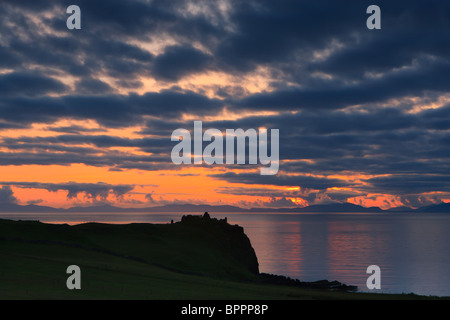 Sonnenuntergang am Duntulm Castle und Duntulm Hotel im westlichen Teil der Insel Skye in Schottland Stockfoto