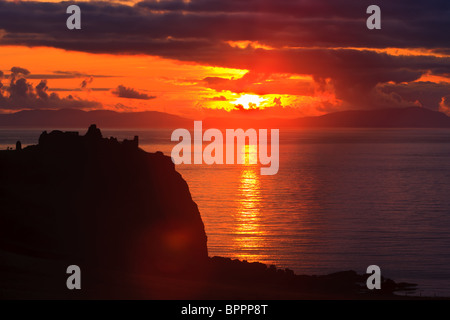 Sonnenuntergang am Duntulm Castle und Duntulm Hotel im westlichen Teil der Insel Skye in Schottland Stockfoto