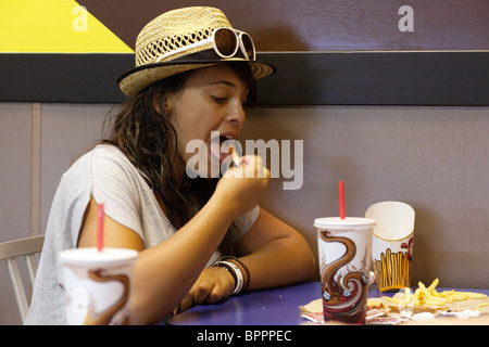 Ein junges Mädchen essen Fast Food, Las Vegas USA Stockfoto