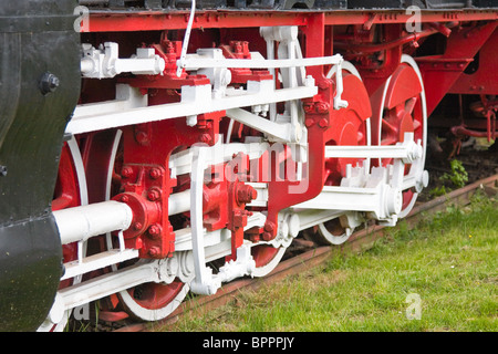 Nahaufnahme der Räder von einem Dampfzug Lok bei Resita Eisenbahnmuseum in Rumänien. Stockfoto