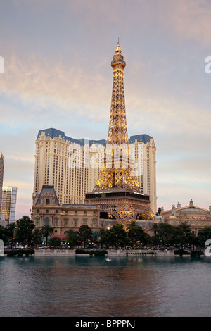 Das Hotel Paris und Eiffel Turm gesehen vom Bellagio Hotel über den See, dem Strip Las Vegas Nevada, USA Stockfoto