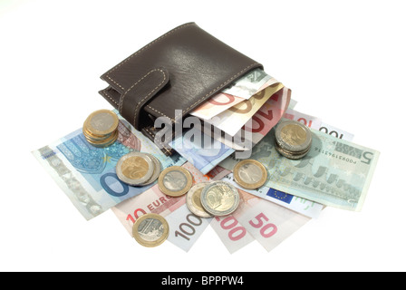 Eine Brieftasche auch gesäumt von Euro-Banknoten und Münzen liegen Stockfoto