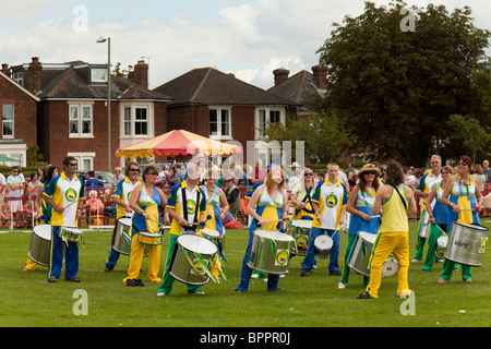 Samba-Trommeln-Band am Jahrmarkt durch großen Lärm-Gemeinschaft-Samba-Band Stockfoto